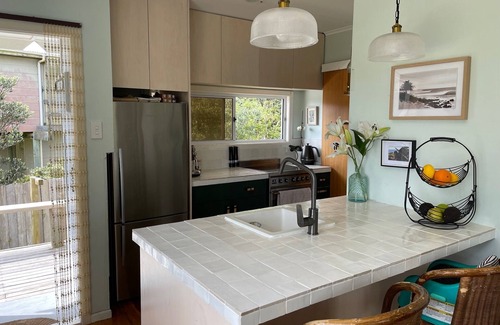 Piha Casa | Beachfront Bliss with Private Access to North Piha – Cozy Family Home & Sleepout
