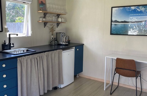 Piha Casa | Beachfront Bliss with Private Access to North Piha – Cozy Family Home & Sleepout