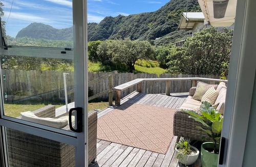Piha Casa | Beachfront Bliss with Private Access to North Piha – Cozy Family Home & Sleepout