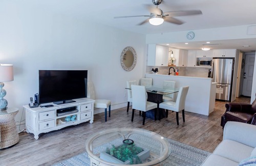 New Smyrna Beach Condominio | Beachfront Comfort w/ Pool, Balcony & Steps to Flagler Avenue