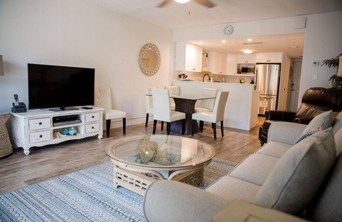 New Smyrna Beach Condominio | Beachfront Comfort w/ Pool, Balcony & Steps to Flagler Avenue