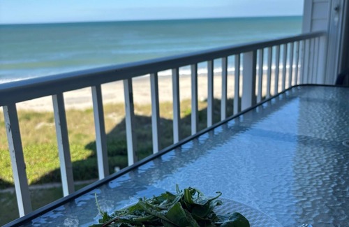 Riomar Condominio | 2-bedroom beachfront condo in fabulous Vero Beach with heated pool and gym.