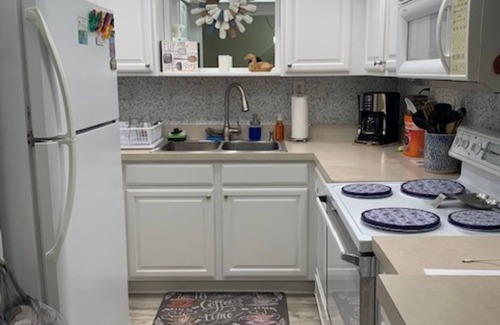 Ormond Beach Condominio | Beachfront Condo at quiet end of Ormond Beach. Snowbirds Welcome !