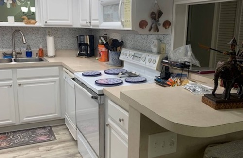 Ormond Beach Condominio | Beachfront Condo at quiet end of Ormond Beach. Snowbirds Welcome !
