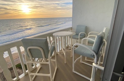 Ormond Beach Condominio | Beachfront Condo at quiet end of Ormond Beach. Snowbirds Welcome !