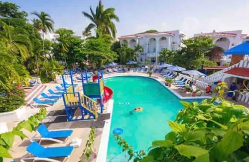 Runaway Bay Apartamento | Beachfront Condo at Tropical Island Resort Hotel