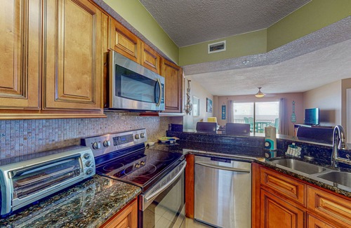 Seawinds Condo Condominio | Beachfront Condo with Ocean View Balcony, AC, WiFi, & Shared Pool - Snowbirds OK