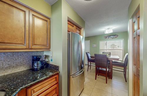 Seawinds Condo Condominio | Beachfront Condo with Ocean View Balcony, AC, WiFi, & Shared Pool - Snowbirds OK