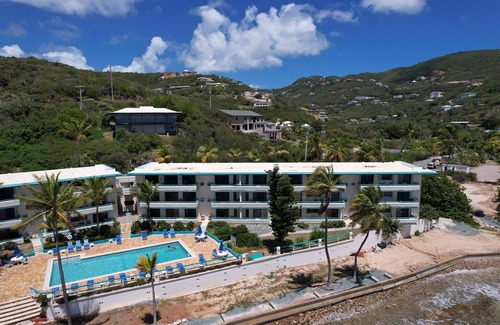 Bolongo Bay Apartamento | Beachfront Condominium + bar/restaurant on-site: LeBlu