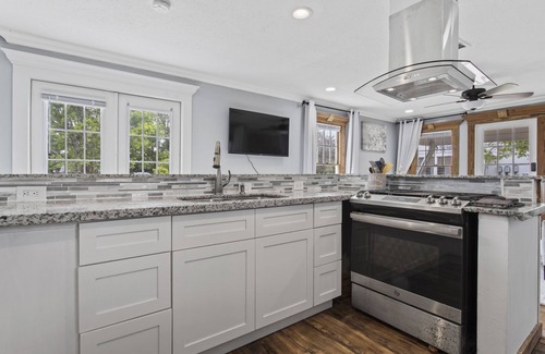 Pass Christian Cabaña | Beachfront cottage in downtown Pass Christian