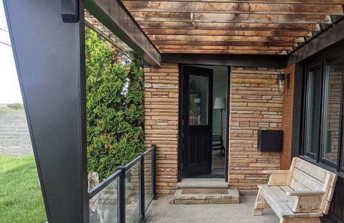 Sauble Beach Cabaña | Beachfront Cottage, Short Walk to Downtown!
