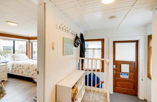 Seaside Casa | Beachfront Cottage on Seaside Promenade with Hot Tub