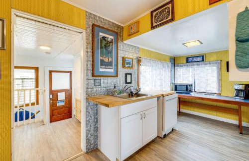 Seaside Casa | Beachfront Cottage on Seaside Promenade with Hot Tub