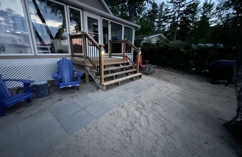 Killaloe Cabaña | Beachfront Cottage Perfect for Family Getaways w/beach firepit, dock.