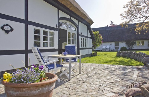 Neuendorf Apartamento | Beachfront idyll by the sea, private bathing area - Gutshof Ostseeblick FeWo 03
