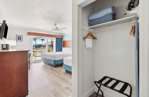 Neptune Beach Hotel | Beachfront Delight: Two Pet-Friendly Rooms with Outdoor Swimming Pool