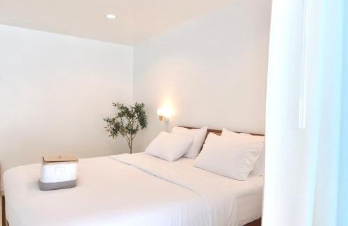 Ban Bang Saen Apartamento | Beachfront Deluxe pool access room one-minute walk to Wonnapha beach FREE DISNEY PLUS