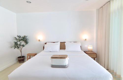 Ban Bang Saen Apartamento | Beachfront Deluxe pool access room one-minute walk to Wonnapha beach FREE DISNEY PLUS