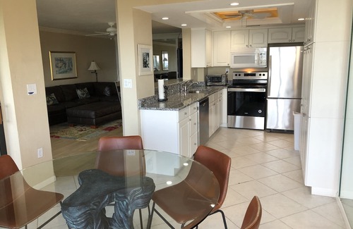 Vanderbilt Beach Condominio | Directly on Gulf/Vanderbilt beach, pool, tennis/pickle, Flash Sale--Aug 28 & on!