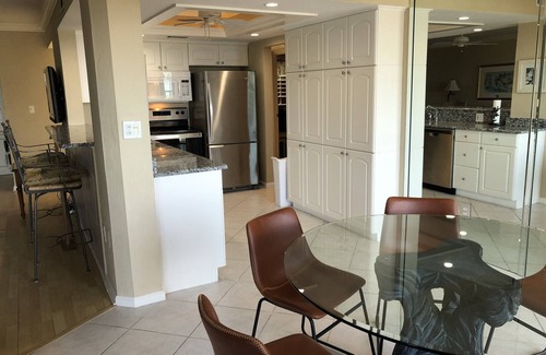 Vanderbilt Beach Condominio | Directly on Gulf/Vanderbilt beach, pool, tennis/pickle, Flash Sale--Aug 28 & on!