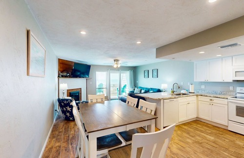 East End Casa | Beachfront East End townhouse with beach views, deck, on-site pool & grills