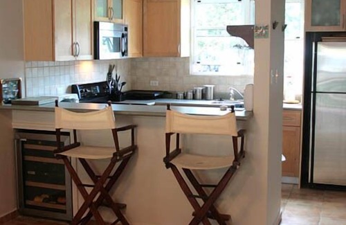 Zarzal Apartamento | Frente a la playa, elegante jardín Apt 2BR-2BA por Rainforest