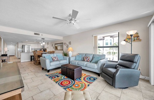 Indian Shores Condominio | Beachfront End Unit 3-Bedroom with Wrap-Around Balcony