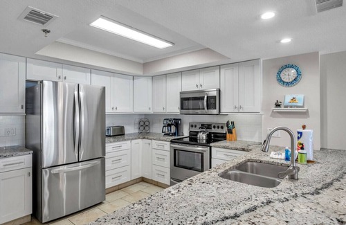 Indian Shores Condominio | Beachfront End Unit 3-Bedroom with Wrap-Around Balcony
