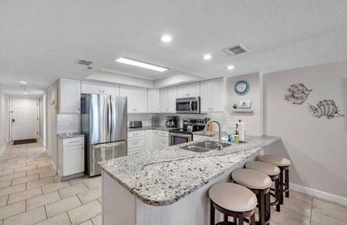 Indian Shores Condominio | Beachfront End Unit 3-Bedroom with Wrap-Around Balcony