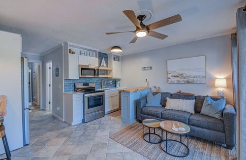 Hilton Head Island Condominio | Beachfront Escape w Balcony+Pool