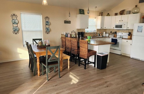 Surfside Beach Casa | Diversión Familiar Frente al Mar – 30s a la Arena, 1 King, 2 Queen, Literas,