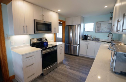 Camp Ellis Casa | Beachfront Family Retreat Cottage and Carriage House