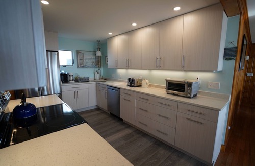 Camp Ellis Casa | Beachfront Family Retreat Cottage and Carriage House