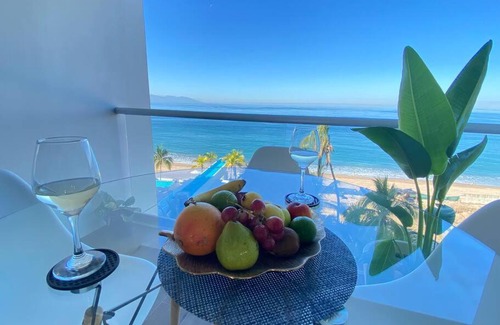 Las Glorias Apartamento | Beachfront & free daily breakfast & 600MB Wifi by Moikkarentals