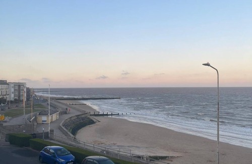 Walton on the Naze Apartamento | Beachfront with sea views. Pet friendly