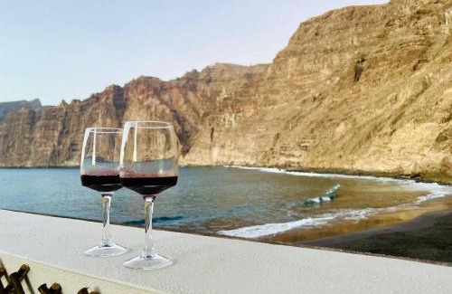 Los Gigantes Apartamento | Beachfront Gem with Sand and Sea at Your Doorstep