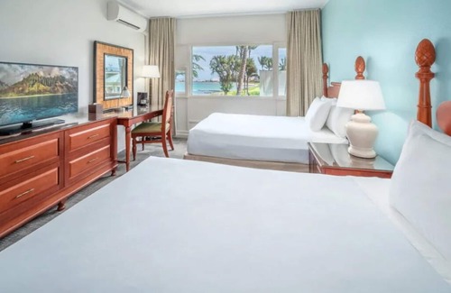 Kahului Hotel | Beachfront Getaway: Spacious Room with Scenic Ocean Views & Pool Access