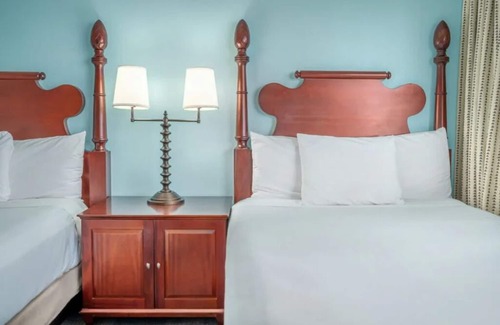 Kahului Hotel | Beachfront Getaway: Spacious Room with Scenic Ocean Views & Pool Access