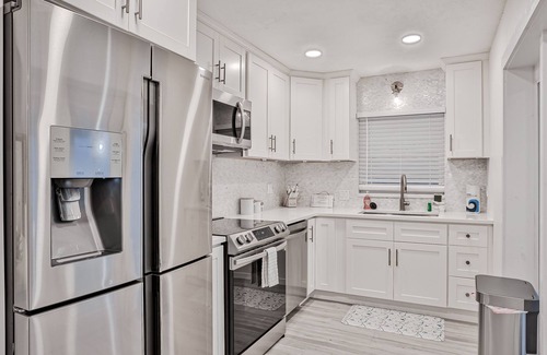 Painters Hill Cabaña | Beachfront home w/ private lanai and deck - walk to the beach
