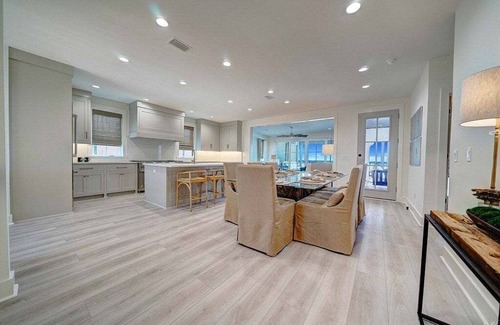 Bay County Casa | Beachfront home with spectacular views.