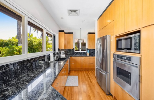 Eastern Honolulu Casa | Beachfront home with private hot tub, game room, beach views, grill, lanai