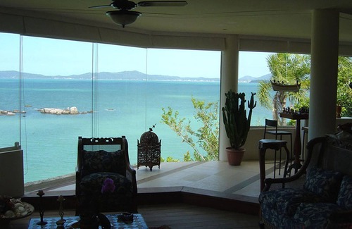 Governador Celso Ramos Casa | Beachfront house in a Maritime Condominium on the Costa Esmeralda. Spectacular view!