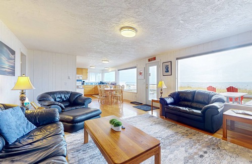 Sequim Casa | Beachfront house overlooking Dungeness Bay with hot tub