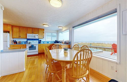 Sequim Casa | Beachfront house overlooking Dungeness Bay with hot tub