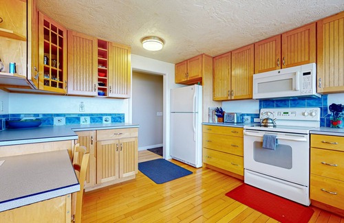 Sequim Casa | Beachfront house overlooking Dungeness Bay with hot tub