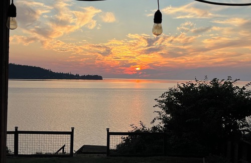 Bellingham Casa | Beachfront House with Oceanview Hot Tub