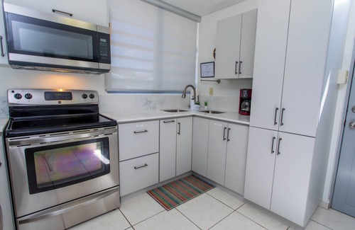 Ensenada Casa | Frente a la playa, comunidad cerrada con patio, balcón, piscina, cerca de todo.