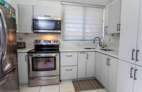 Ensenada Casa | Frente a la playa, comunidad cerrada con patio, balcón, piscina, cerca de todo.