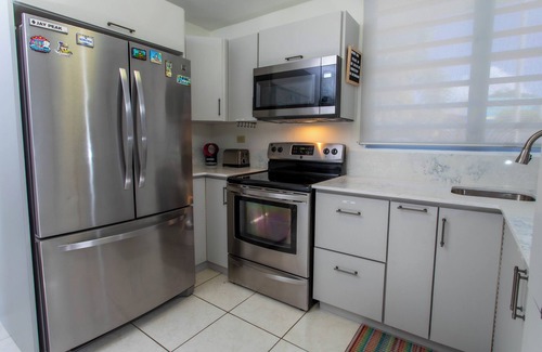 Ensenada Casa | Frente a la playa, comunidad cerrada con patio, balcón, piscina, cerca de todo.