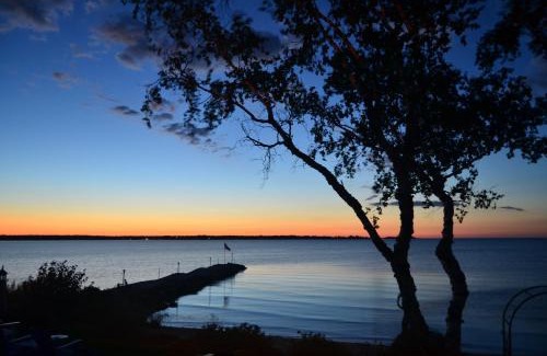 Baileys Harbor Hotel | Beachfront Inn